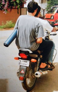 Mit Yogamatte auf dem Motorrad
